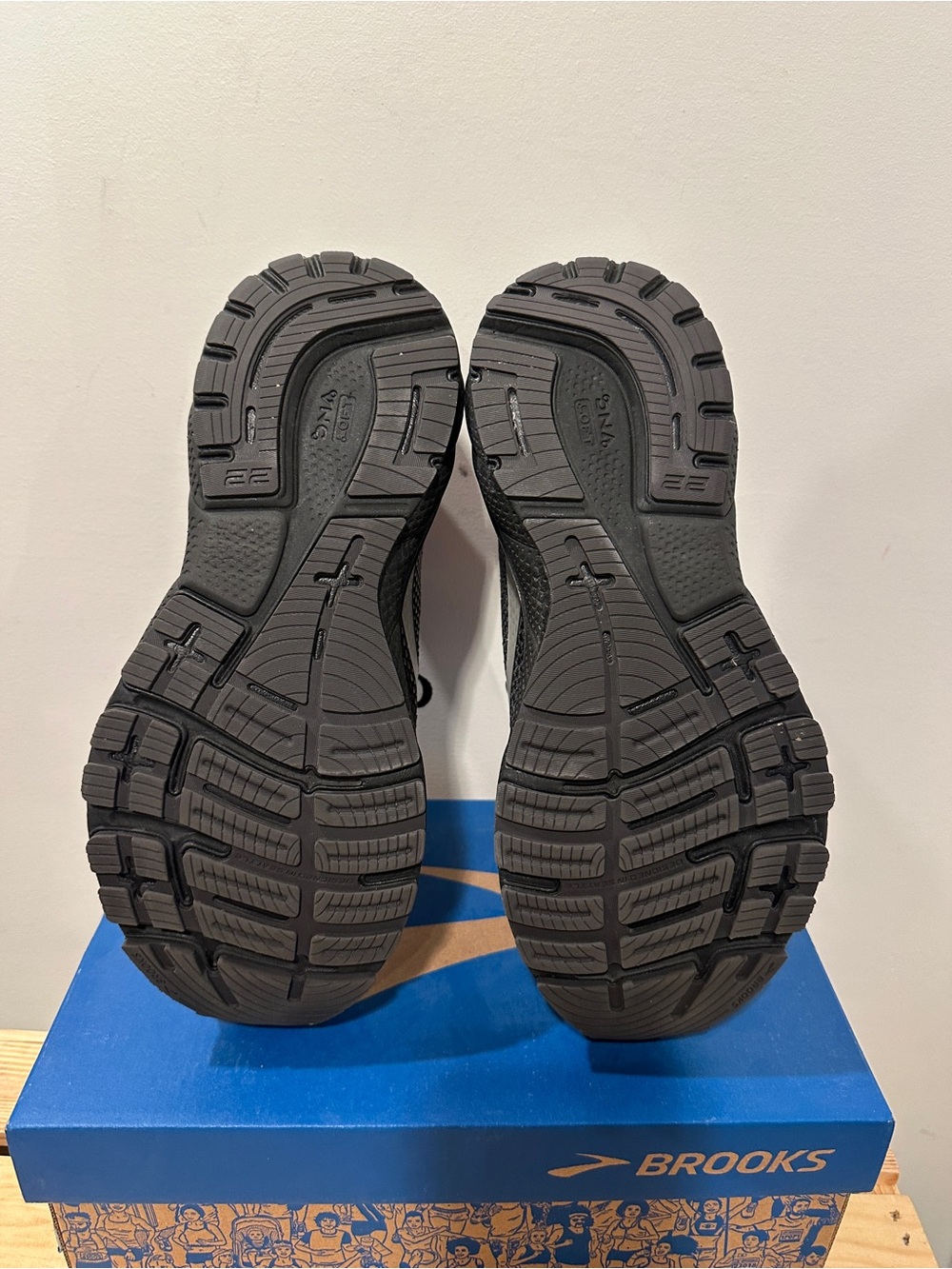 Brooks Women's Adrenaline GTS 22- Black with Pink - 9.5 - Picture 13 of 16